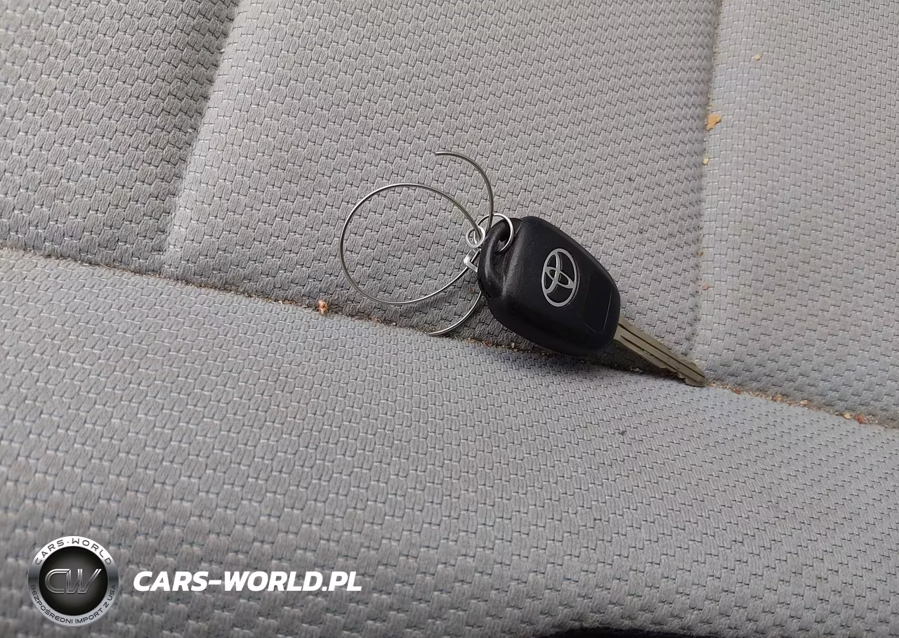2013 Toyota Prius C One VIN:JTDKDTB3XD1537125 - 11
