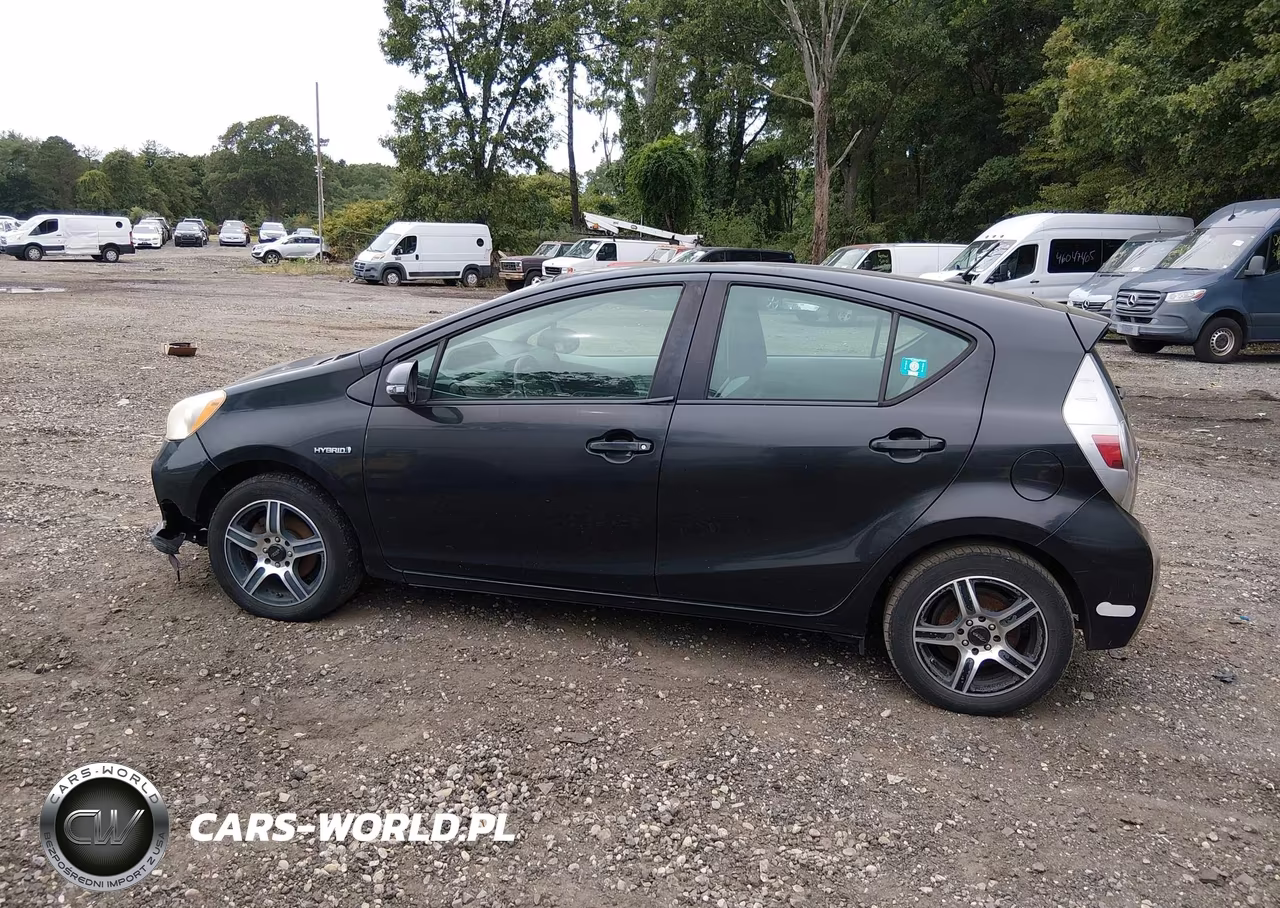 2013 Toyota Prius C One VIN:JTDKDTB3XD1537125 - 14