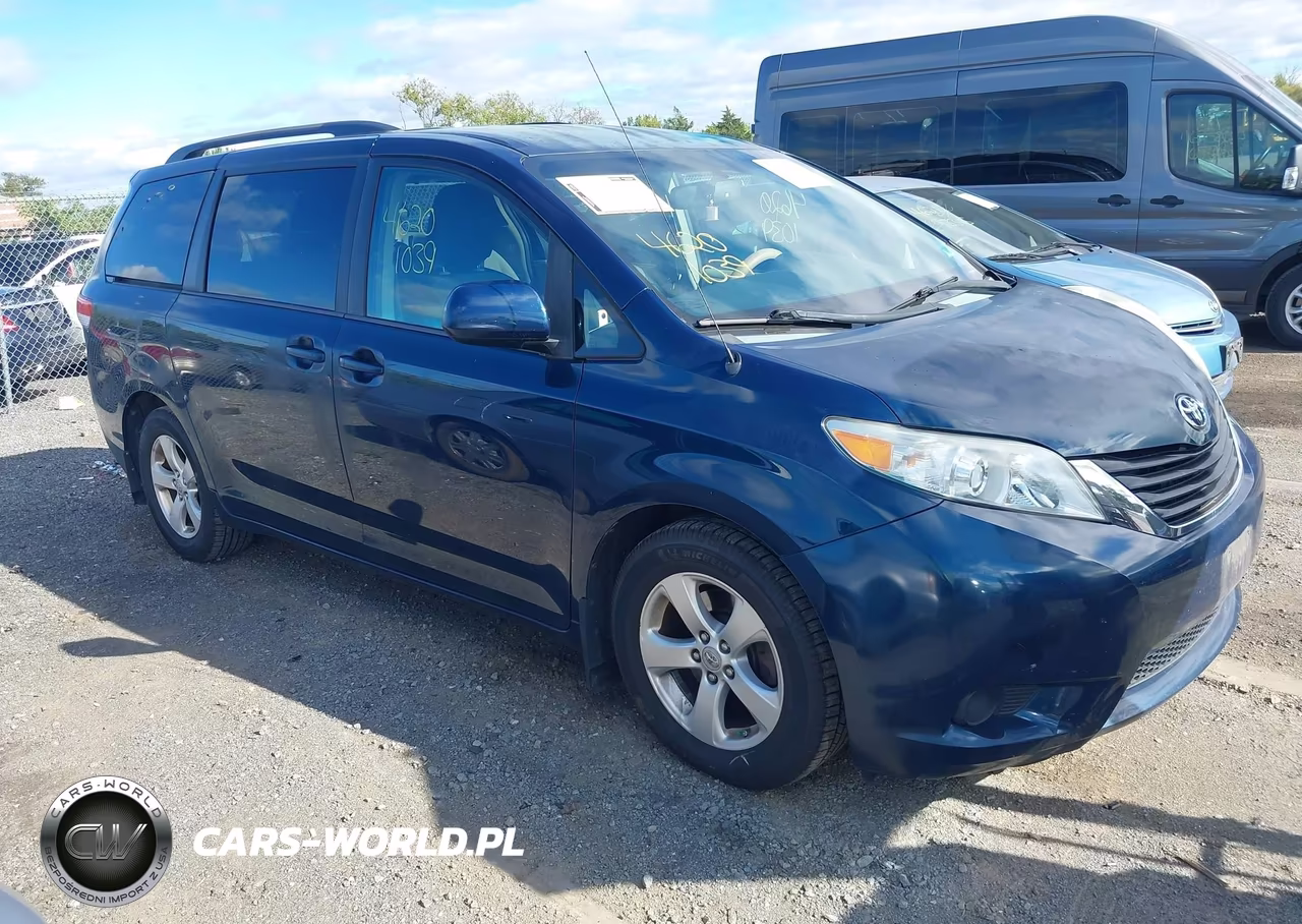 2012 Toyota Sienna Le V6 8 Passenger
