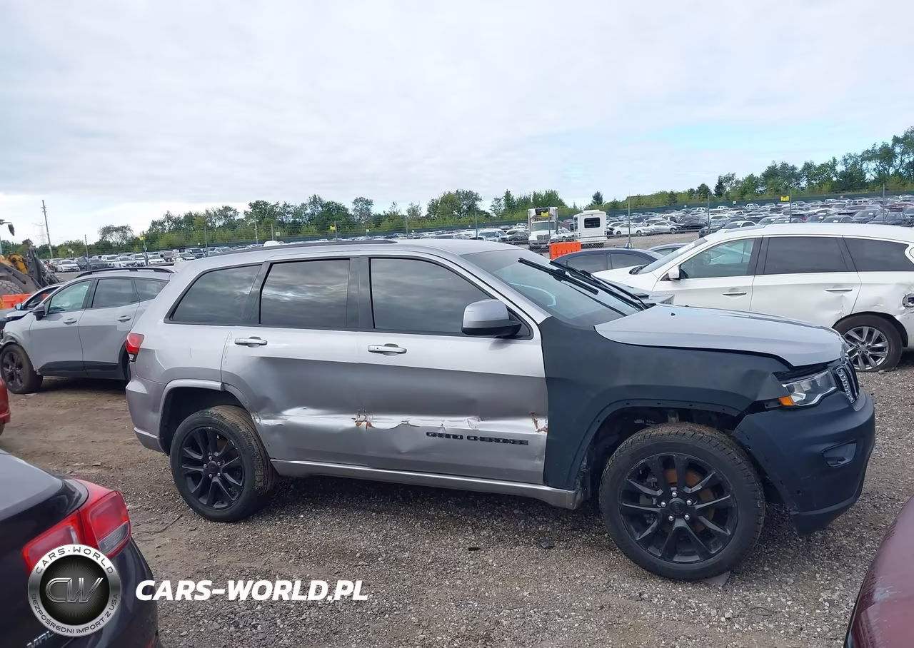 2017 Jeep Grand Cherokee Altitude 4X4 VIN:1C4RJFAG5HC910353 - 13