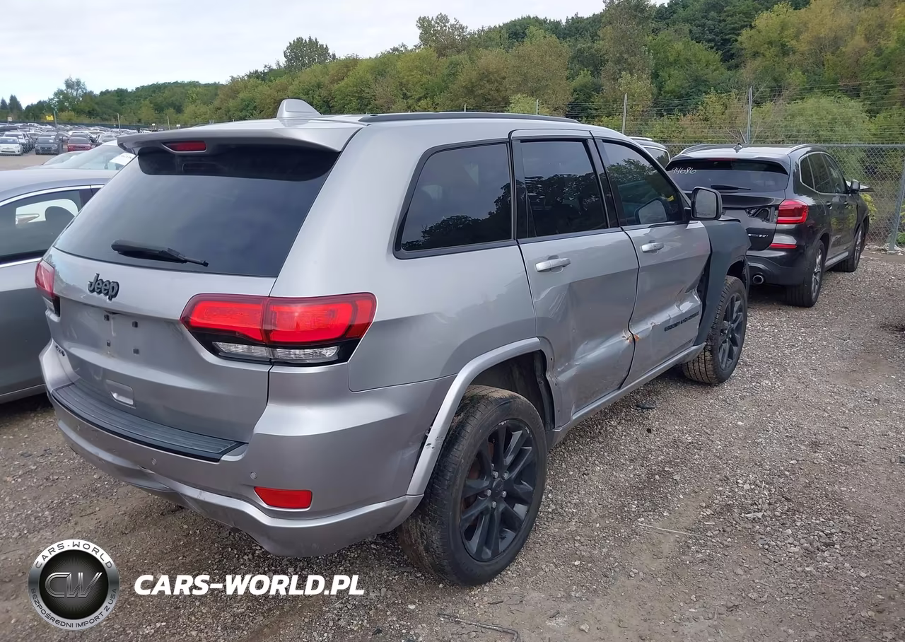 2017 Jeep Grand Cherokee Altitude 4X4 VIN:1C4RJFAG5HC910353 - 4