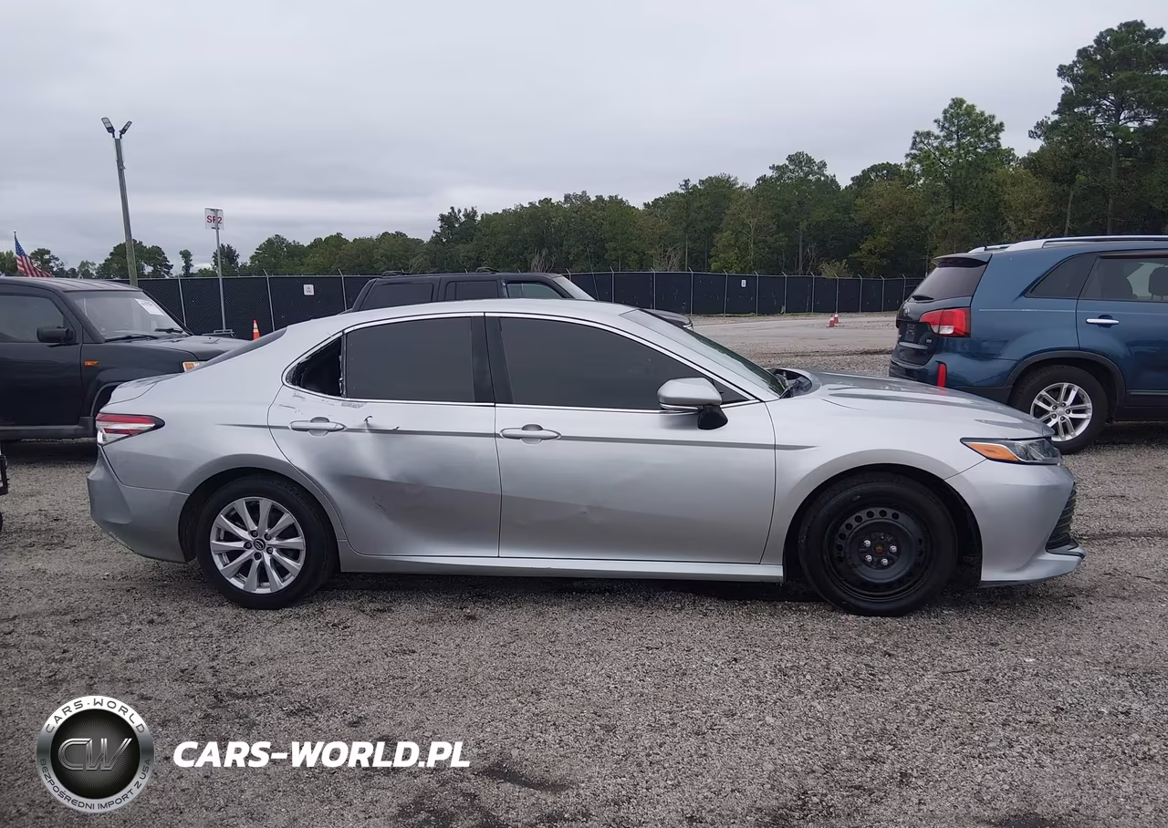 2018 Toyota Camry Le VIN:JTNB11HK5J3042581 - 13