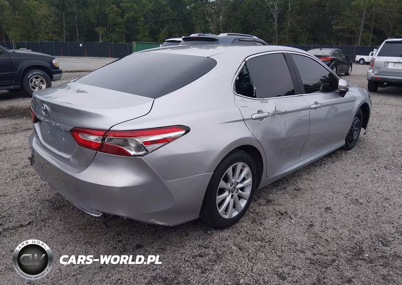 2018 Toyota Camry Le VIN:JTNB11HK5J3042581 - 4