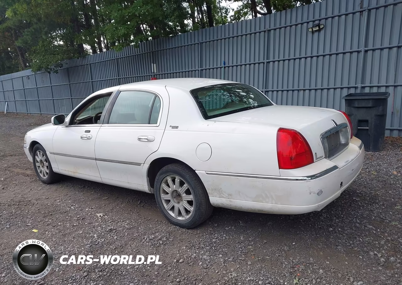 2010 Lincoln Town Car Signature Limited VIN:2LNBL8CV4AX613193 - 3
