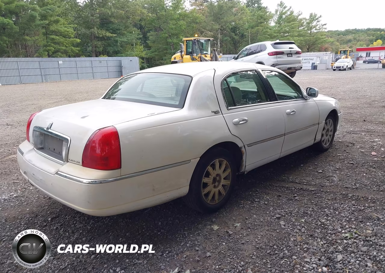 2010 Lincoln Town Car Signature Limited VIN:2LNBL8CV4AX613193 - 4