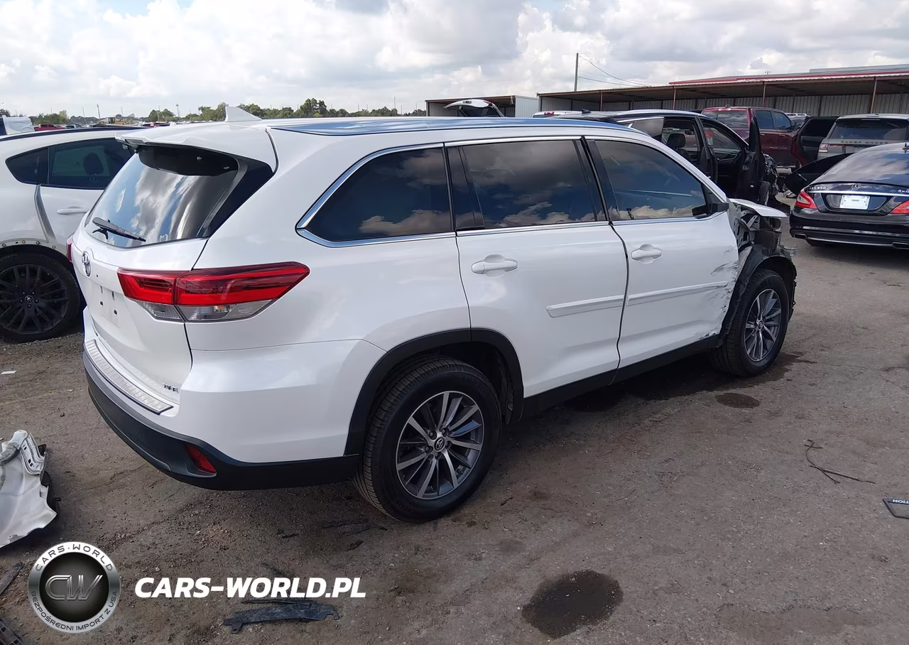 2019 Toyota Highlander Xle VIN:5TDKZRFH8KS320893 - 4