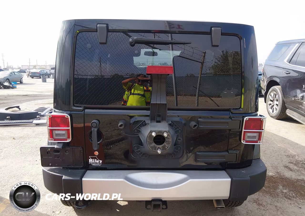 2013 Jeep Wrangler Unlimited Sahara VIN:1C4HJWEG9DL592687 - 17
