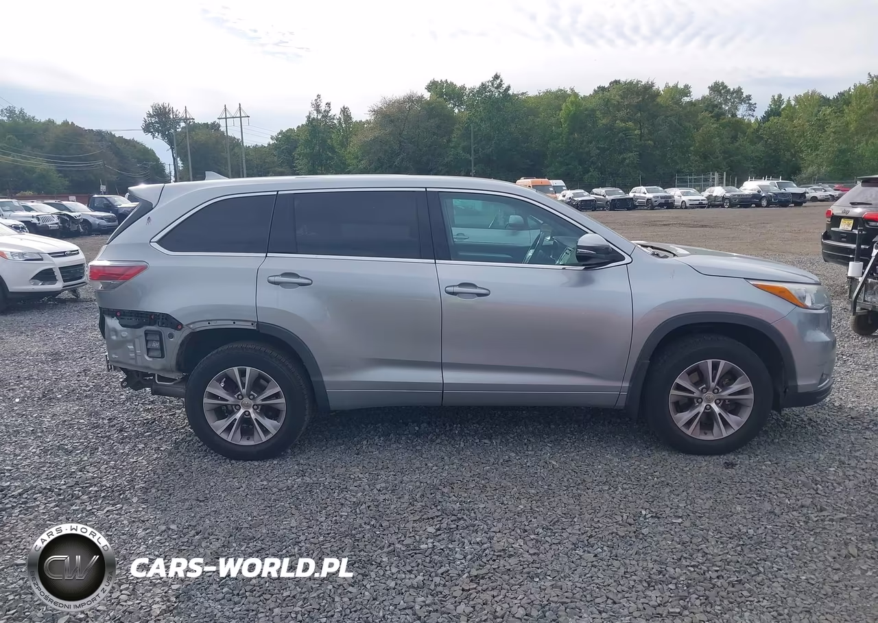 2015 Toyota Highlander Le Plus V6 VIN:5TDBKRFH1FS173486 - 13