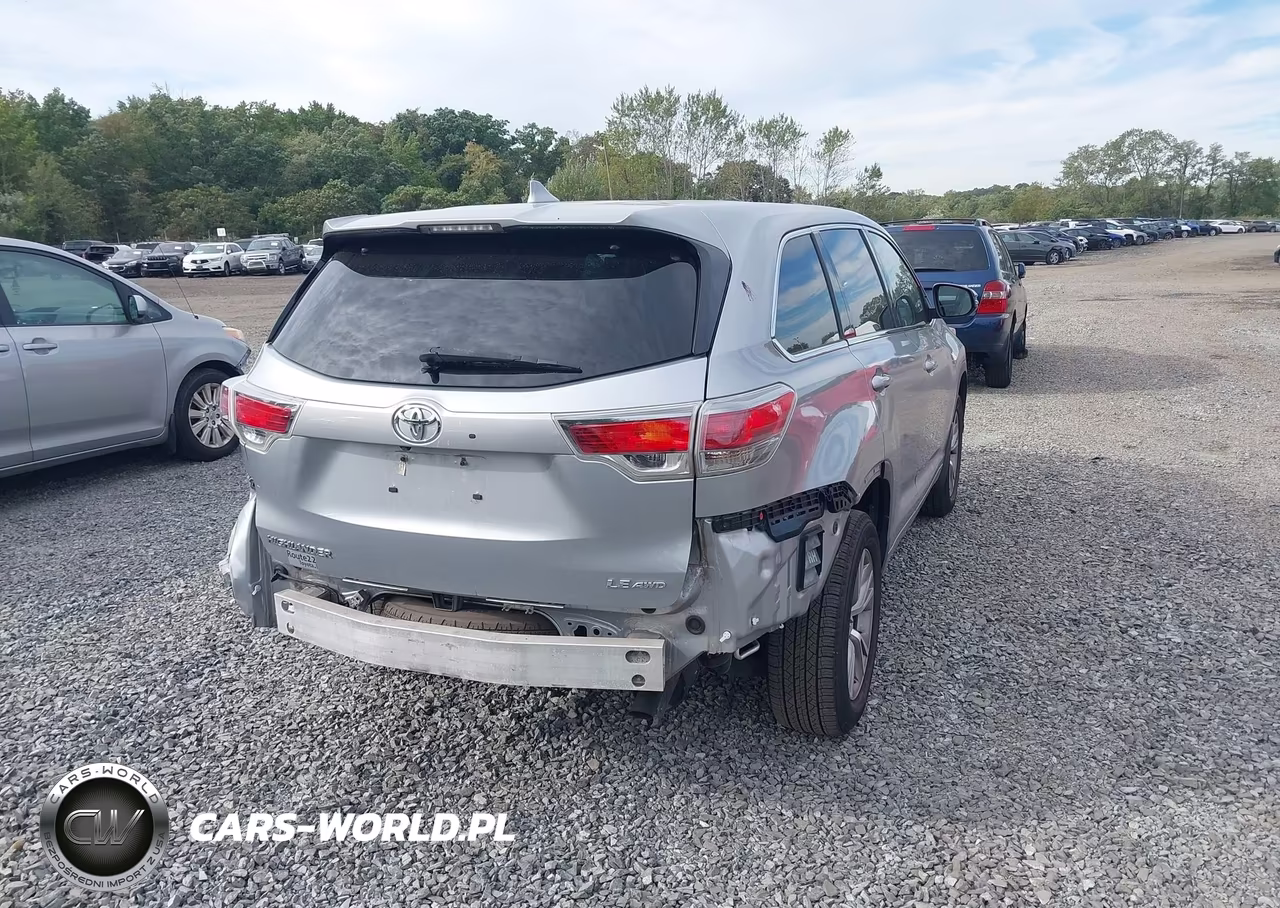 2015 Toyota Highlander Le Plus V6 VIN:5TDBKRFH1FS173486 - 17