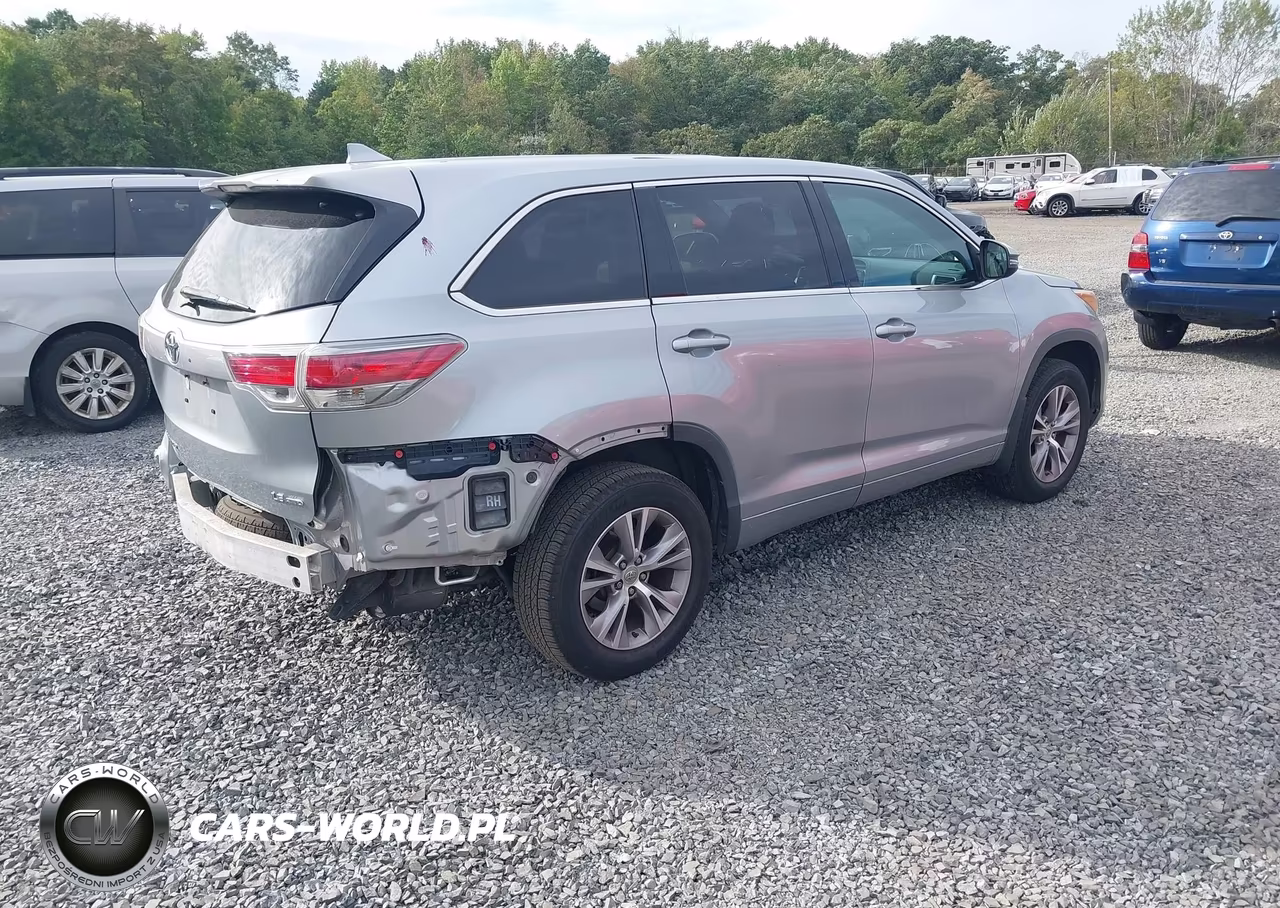 2015 Toyota Highlander Le Plus V6 VIN:5TDBKRFH1FS173486 - 4