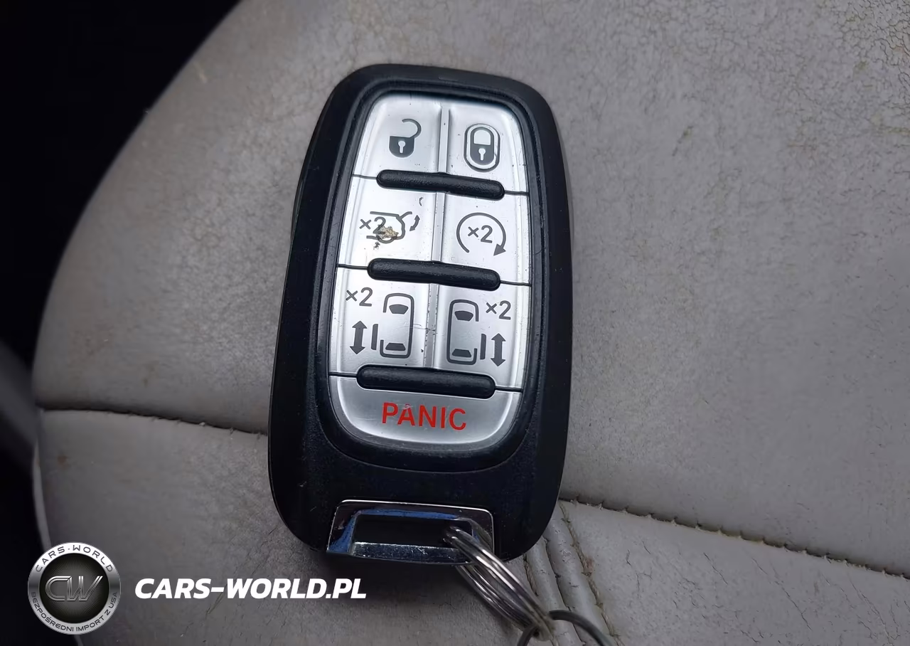 2017 Chrysler Pacifica Touring-L Plus VIN:2C4RC1EG2HR542843 - 10