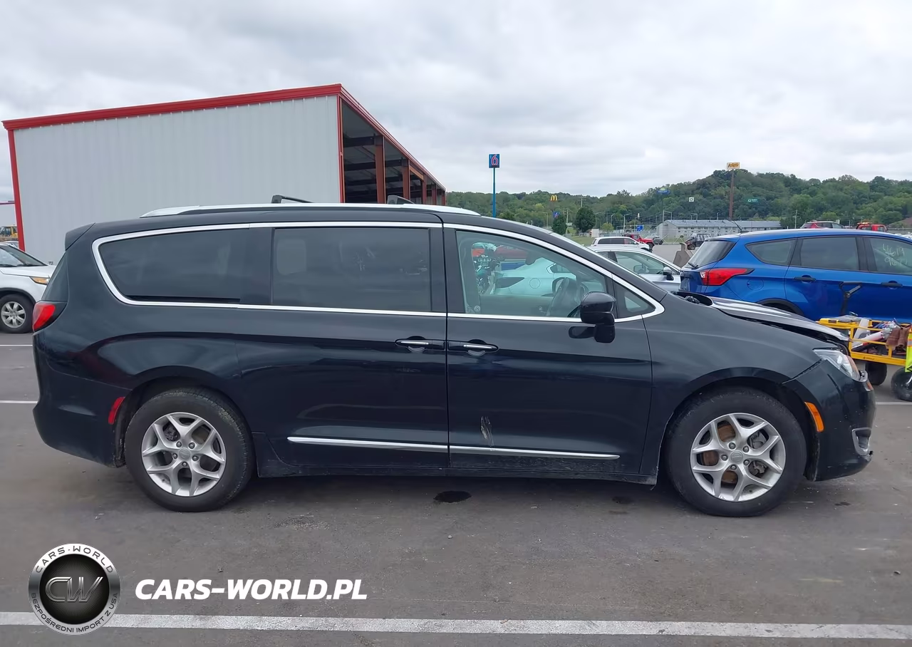 2017 Chrysler Pacifica Touring-L Plus VIN:2C4RC1EG2HR542843 - 12
