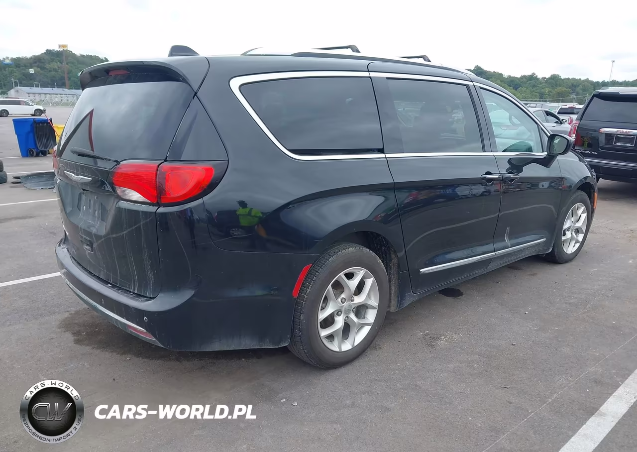 2017 Chrysler Pacifica Touring-L Plus VIN:2C4RC1EG2HR542843 - 3