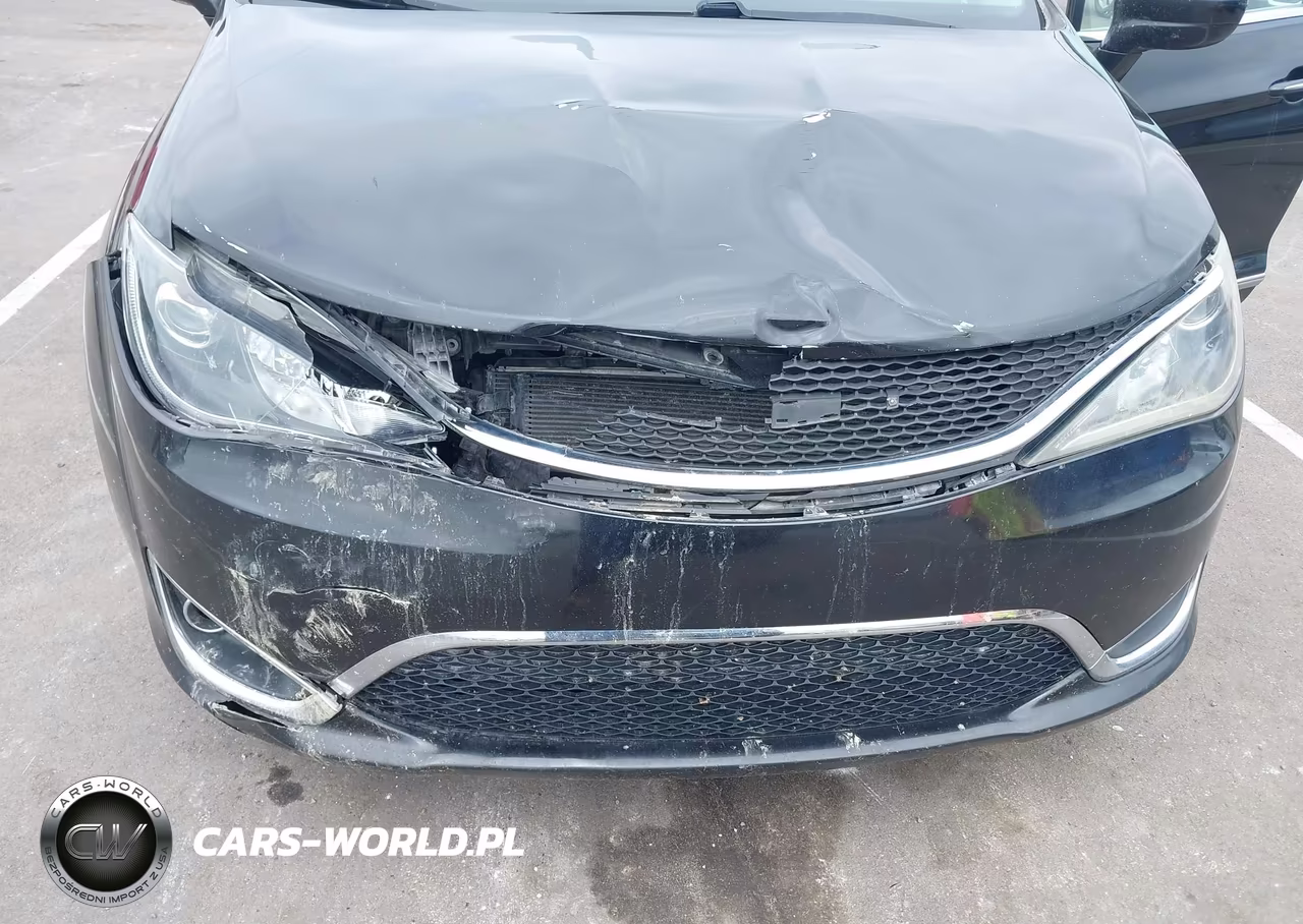 2017 Chrysler Pacifica Touring-L Plus VIN:2C4RC1EG2HR542843 - 5