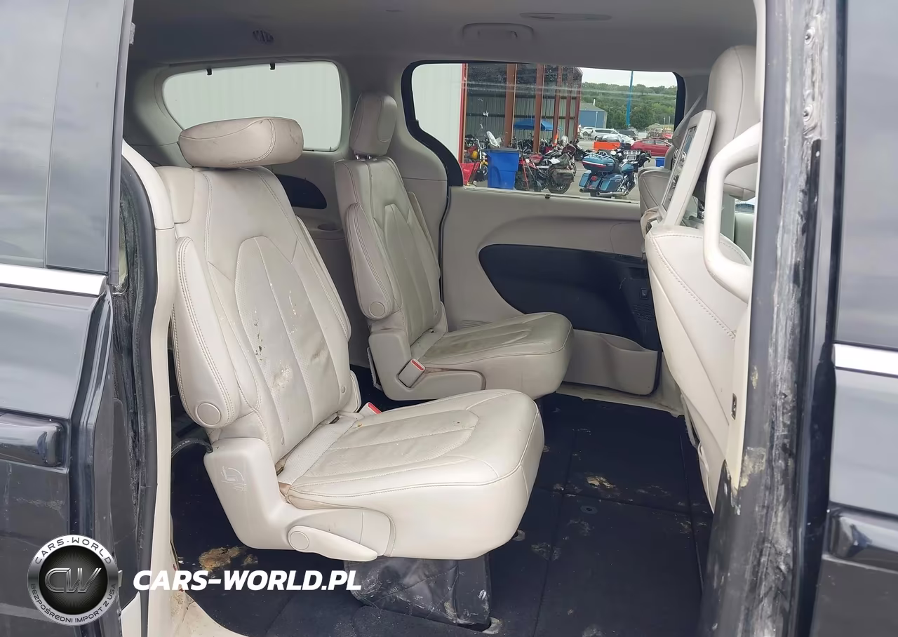 2017 Chrysler Pacifica Touring-L Plus VIN:2C4RC1EG2HR542843 - 7