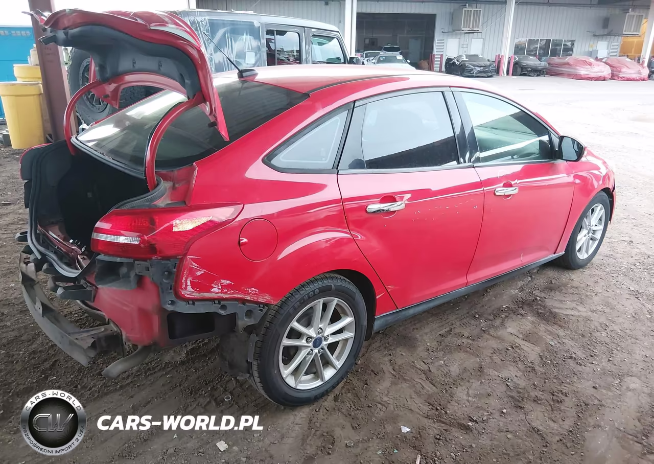 2015 Ford Focus Se VIN:1FADP3F29FL307686 - 4