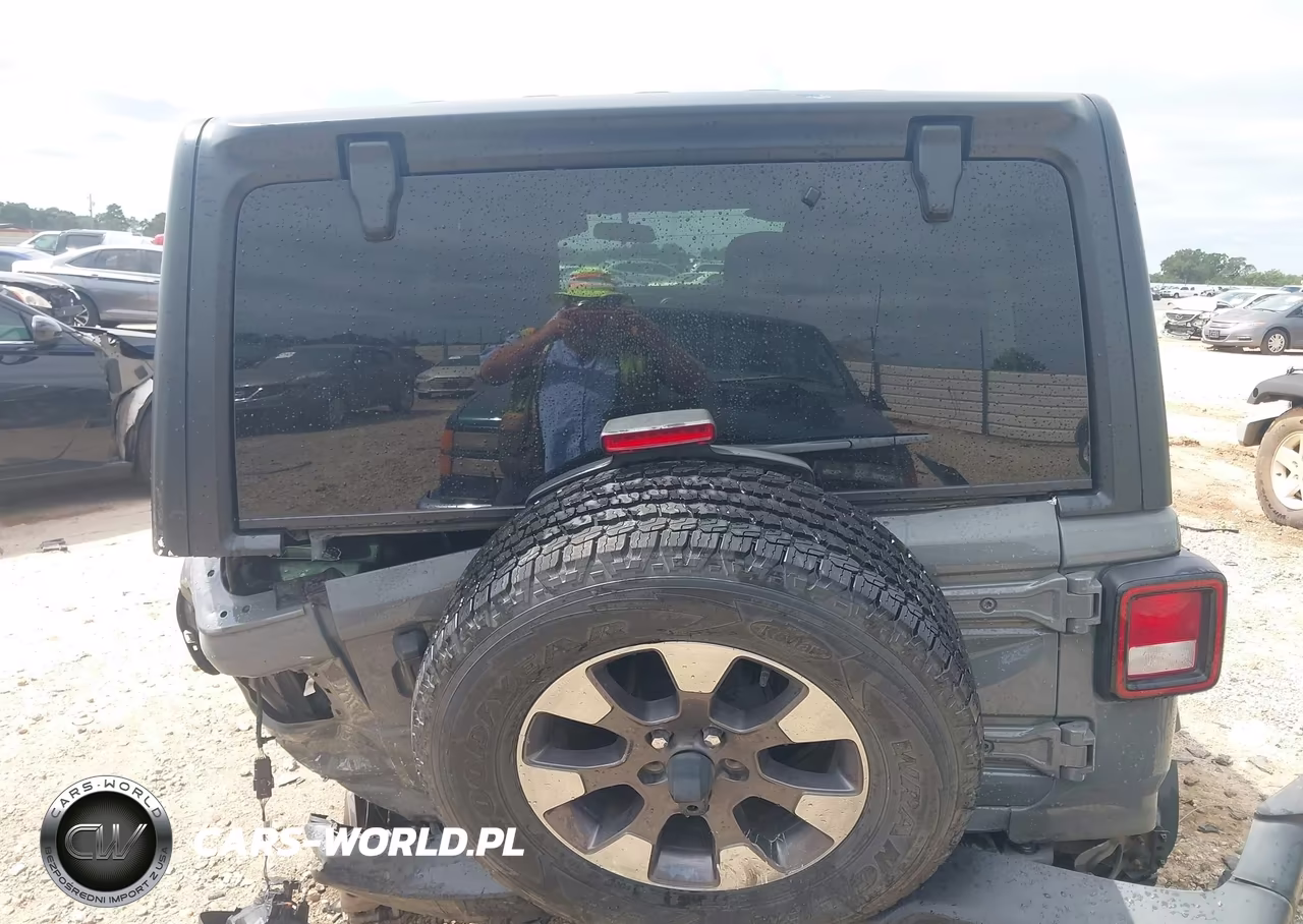 2018 Jeep Wrangler Unlimited Sahara 4X4 VIN:1C4HJXEN2JW215939 - 16