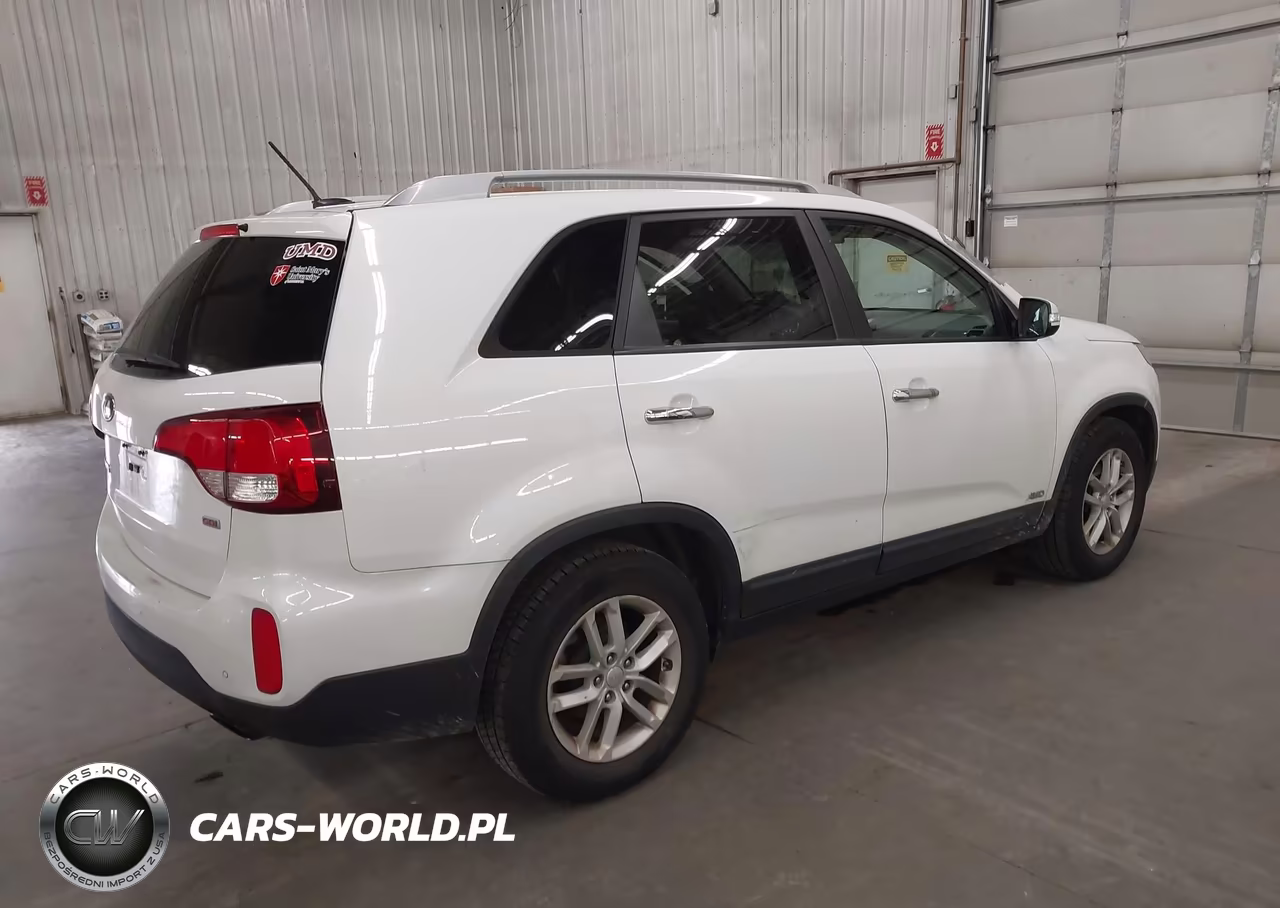 2015 Kia Sorento Lx VIN:5XYKTCA60FG562679 - 4