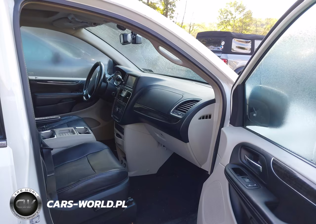 2011 Chrysler Town & Country Touring-L VIN:2A4RR8DG6BR760164 - 5