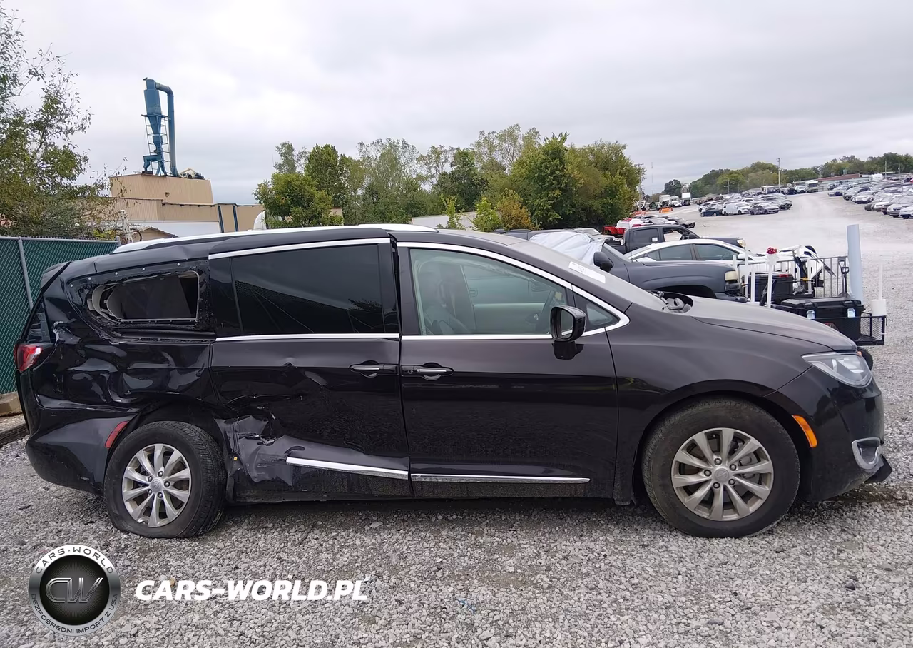 2018 Chrysler Pacifica Touring L VIN:2C4RC1BGXJR309528 - 12