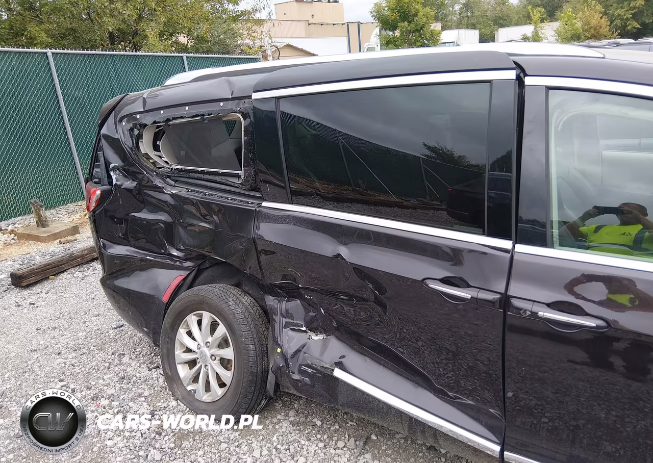 2018 Chrysler Pacifica Touring L VIN:2C4RC1BGXJR309528 - 19