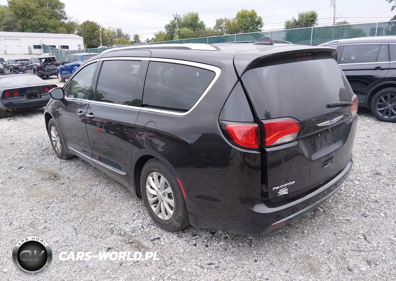 2018 Chrysler Pacifica Touring L VIN:2C4RC1BGXJR309528 - 3