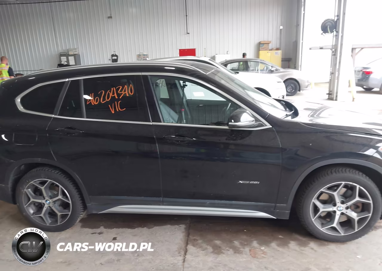 2018 BMW X1 xDrive28I VIN:WBXHT3C32J5K27697 - 13