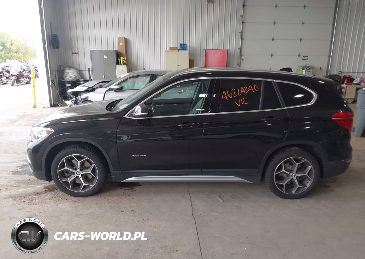 2018 BMW X1 xDrive28I VIN:WBXHT3C32J5K27697 - 14