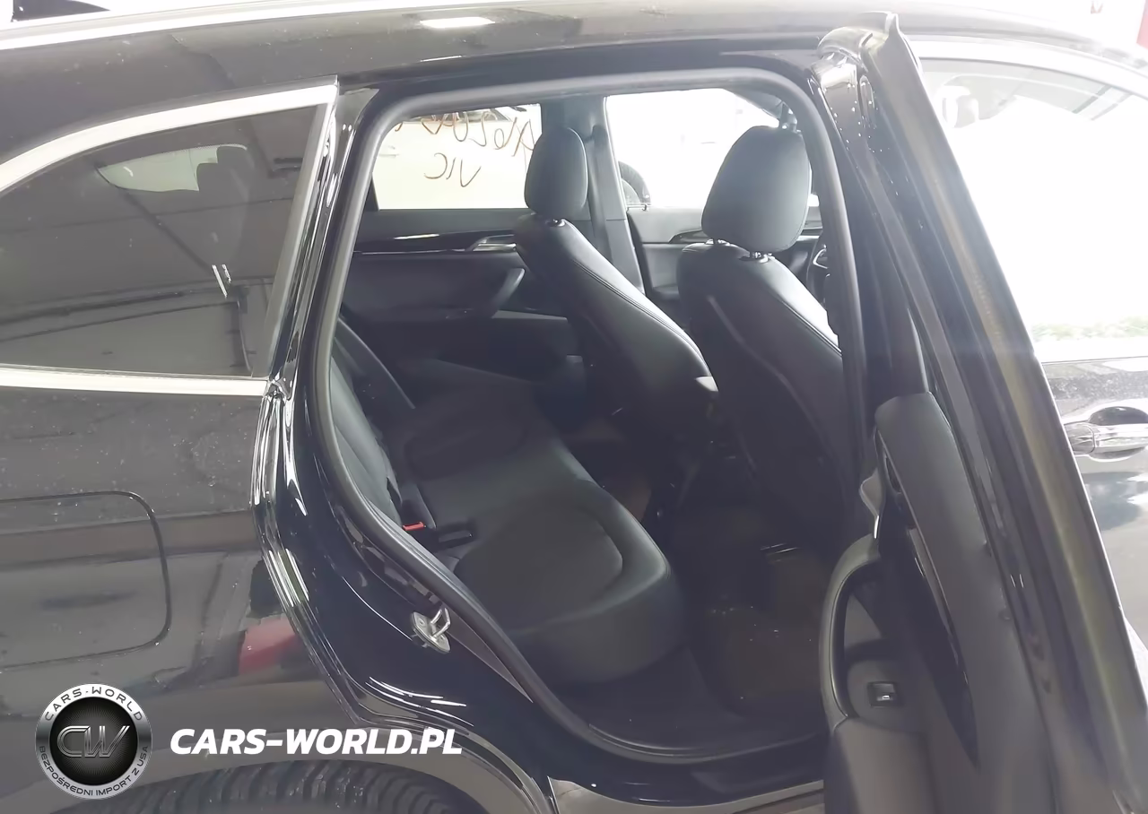 2018 BMW X1 xDrive28I VIN:WBXHT3C32J5K27697 - 8