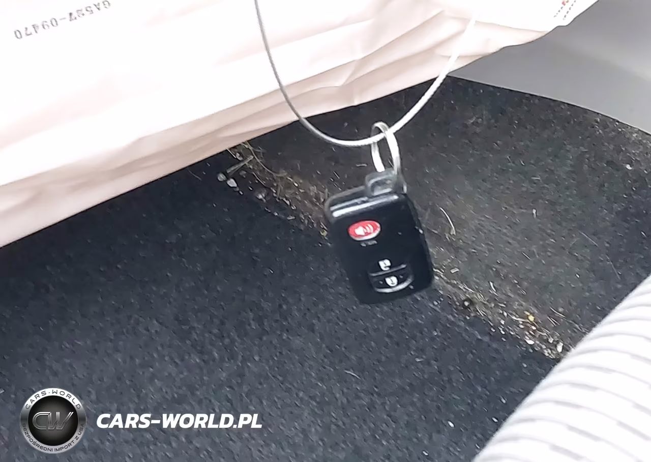 2015 Toyota Prius V Two VIN:JTDZN3EU1FJ018063 - 11