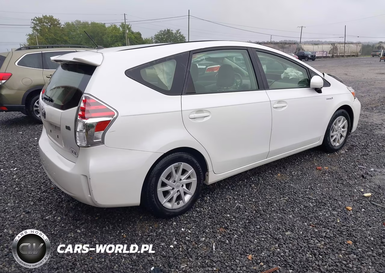 2015 Toyota Prius V Two VIN:JTDZN3EU1FJ018063 - 4