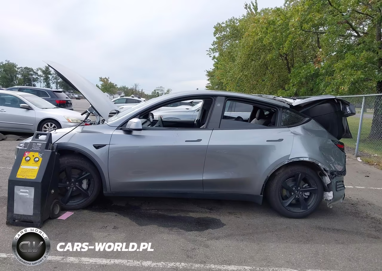2026 Tesla Model Y VIN:7SAYGDEEXTF340193 - 13