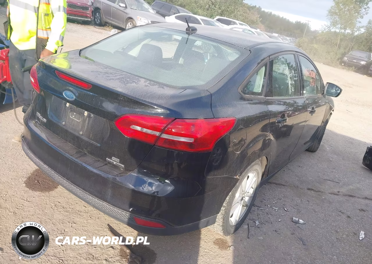2015 Ford Focus Se VIN:1FADP3F29FL260353 - 4