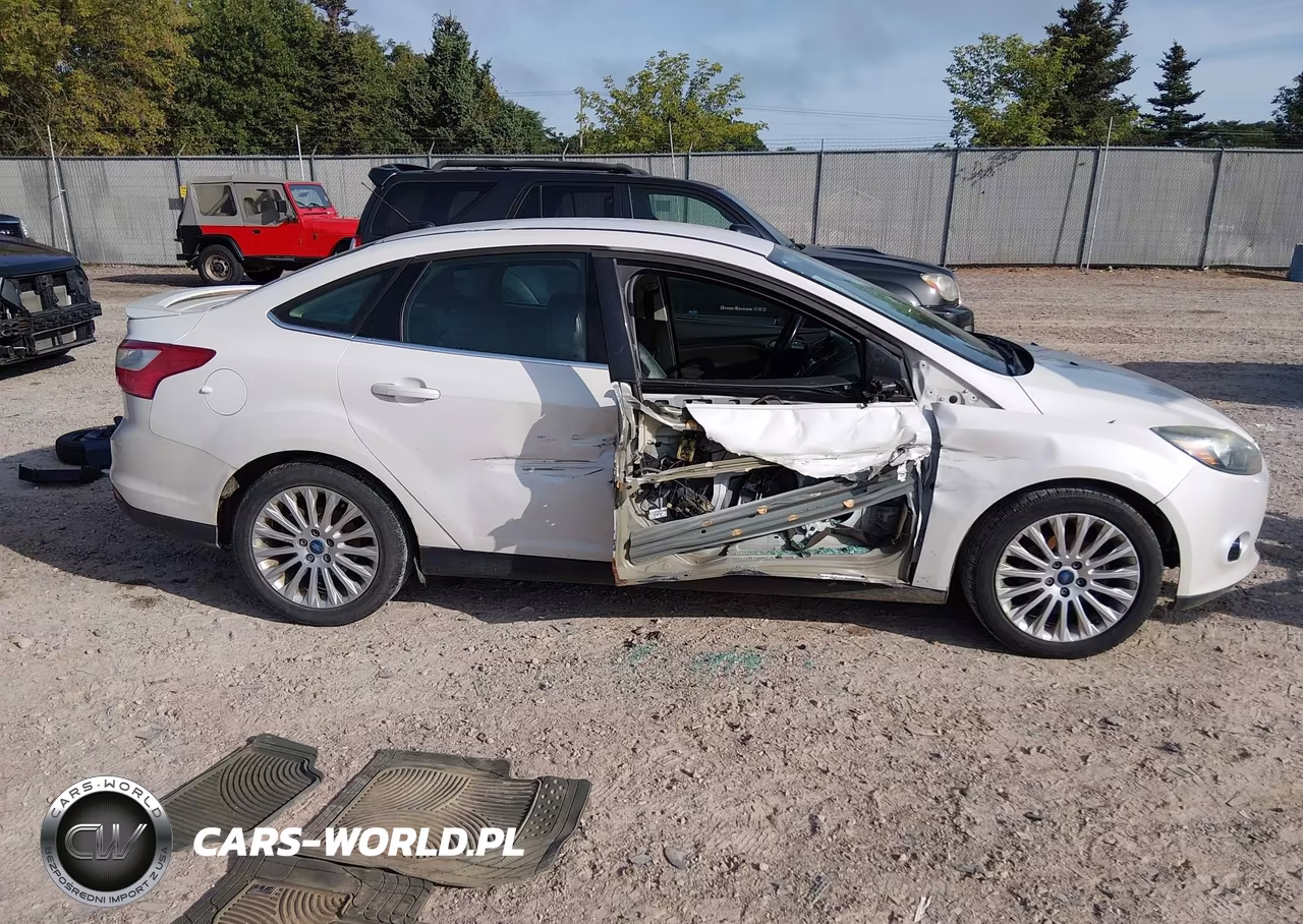2012 Ford Focus Titanium VIN:1FAHP3J29CL480256 - 14
