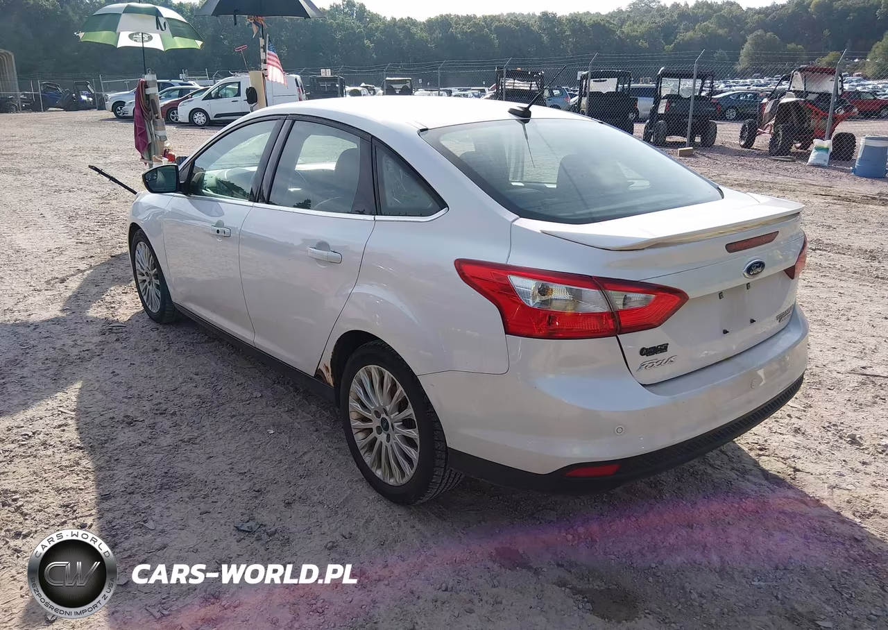 2012 Ford Focus Titanium VIN:1FAHP3J29CL480256 - 3