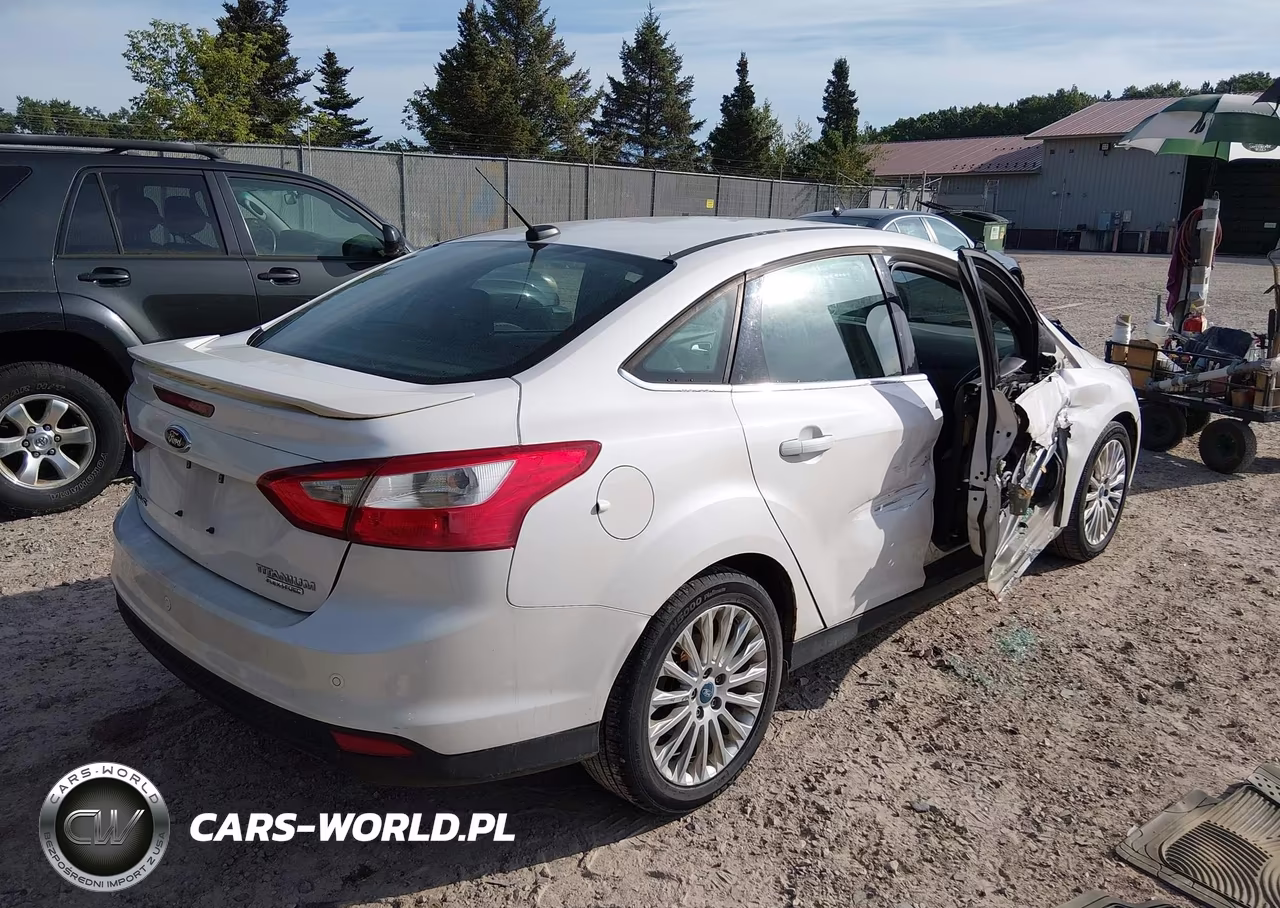 2012 Ford Focus Titanium VIN:1FAHP3J29CL480256 - 4