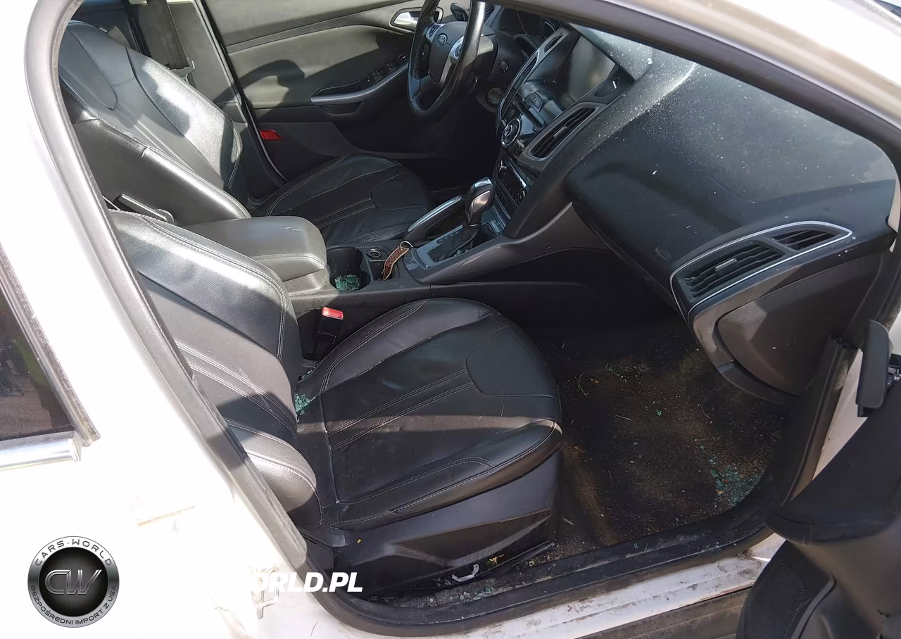 2012 Ford Focus Titanium VIN:1FAHP3J29CL480256 - 5