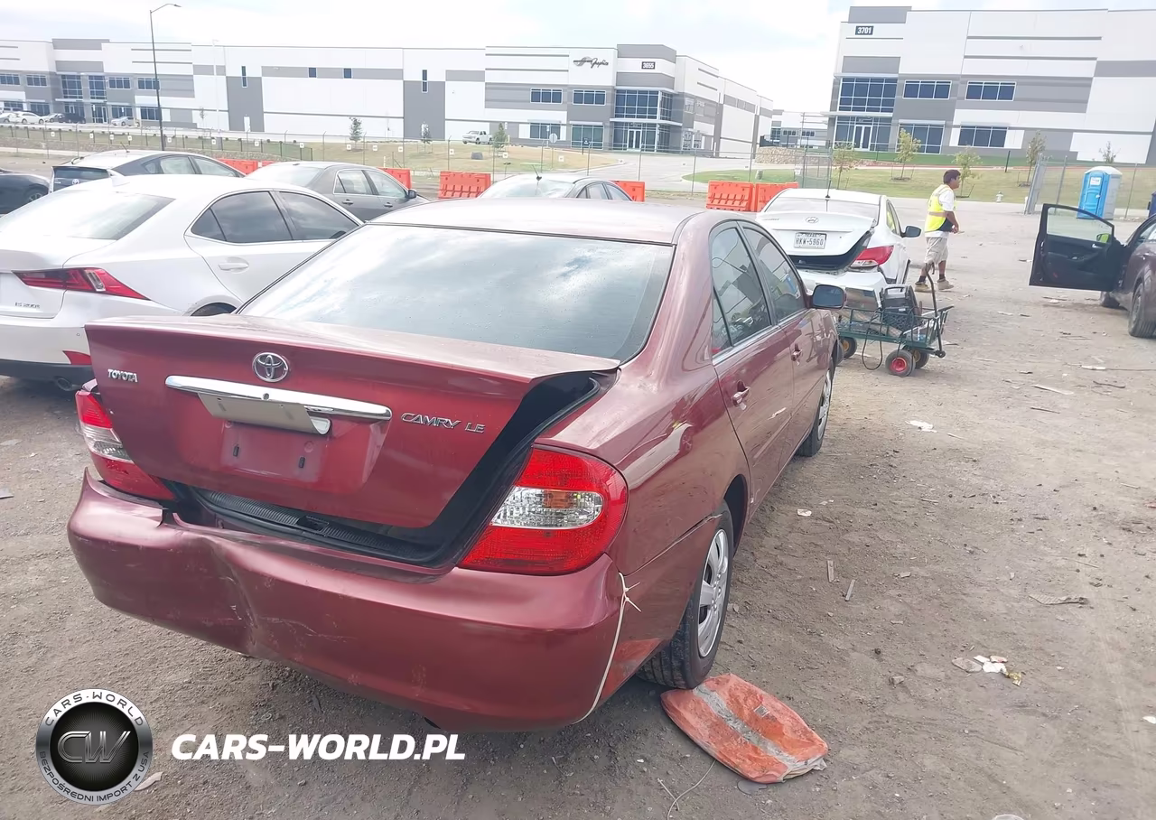 2002 Toyota Camry Le VIN:JTDBE32K520126464 - 4