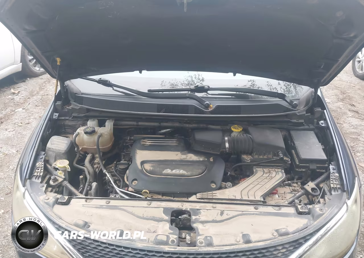 2018 Chrysler Pacifica Touring Plus VIN:2C4RC1FG9JR128334 - 10