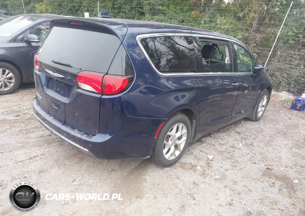 2018 Chrysler Pacifica Touring Plus VIN:2C4RC1FG9JR128334 - 4