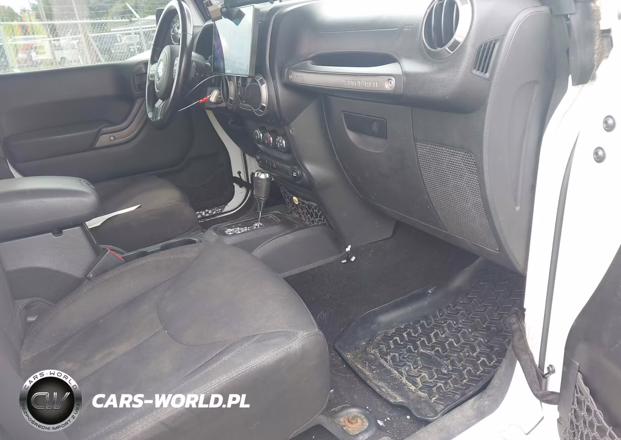 2013 Jeep Wrangler Unlimited Sport VIN:1C4BJWDG8DL690763 - 5