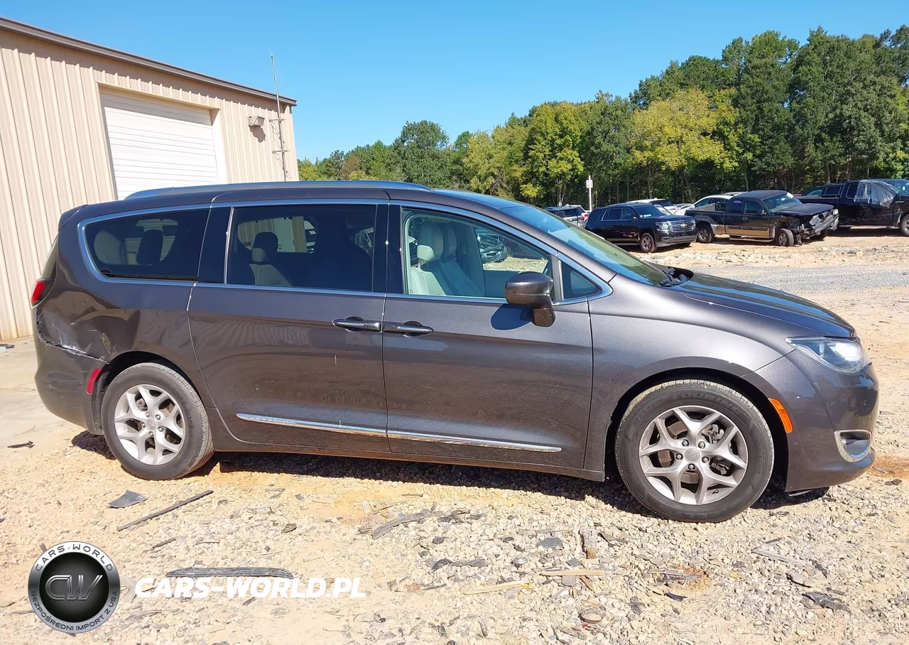 2018 Chrysler Pacifica Touring L VIN:2C4RC1BG9JR270897 - 13