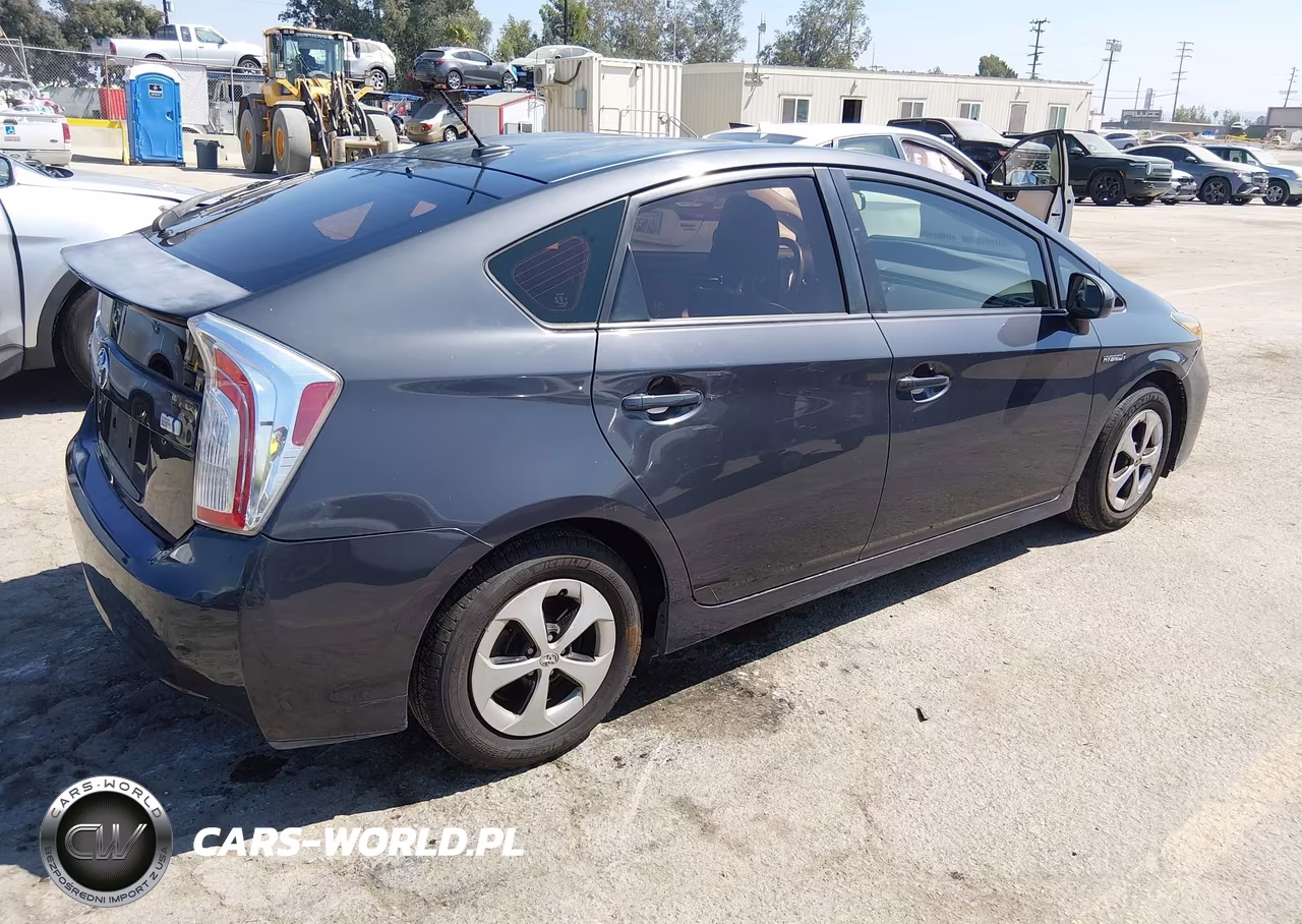 2014 Toyota Prius Three VIN:JTDKN3DU1E1745592 - 4