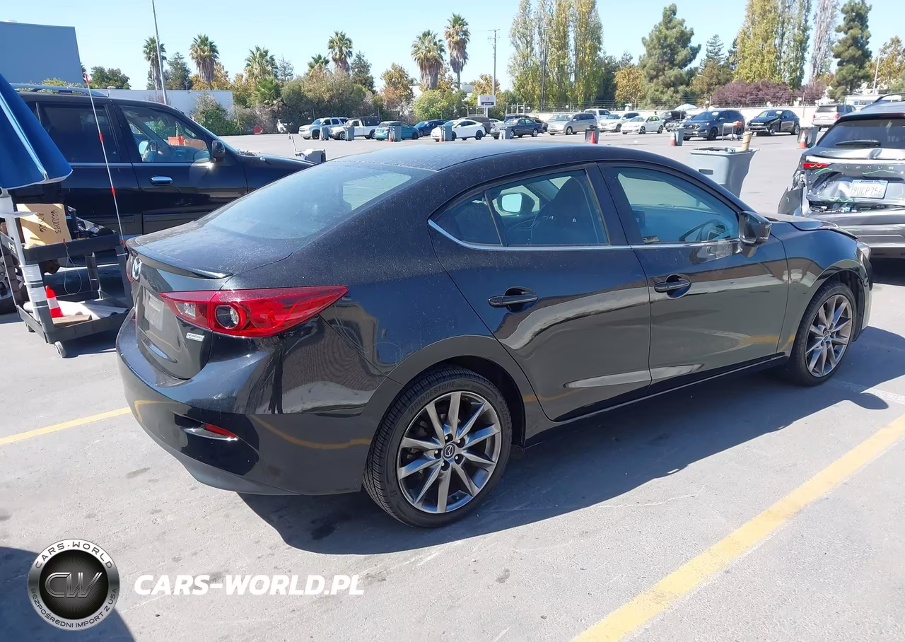 2018 Mazda Mazda3 Touring VIN:3MZBN1V34JM201463 - 4