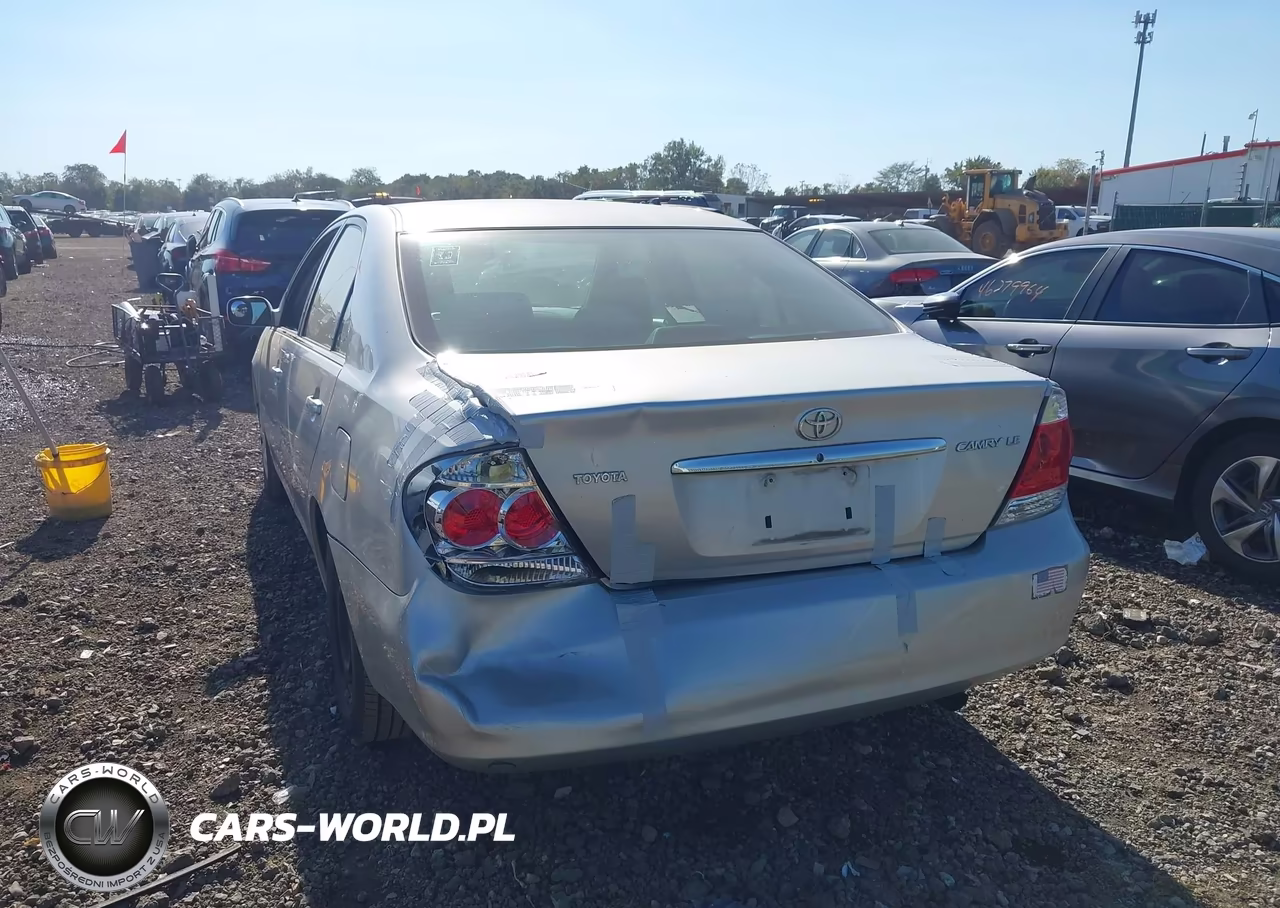 2005 Toyota Camry Le VIN:4T1BE32K75U564556 - 16