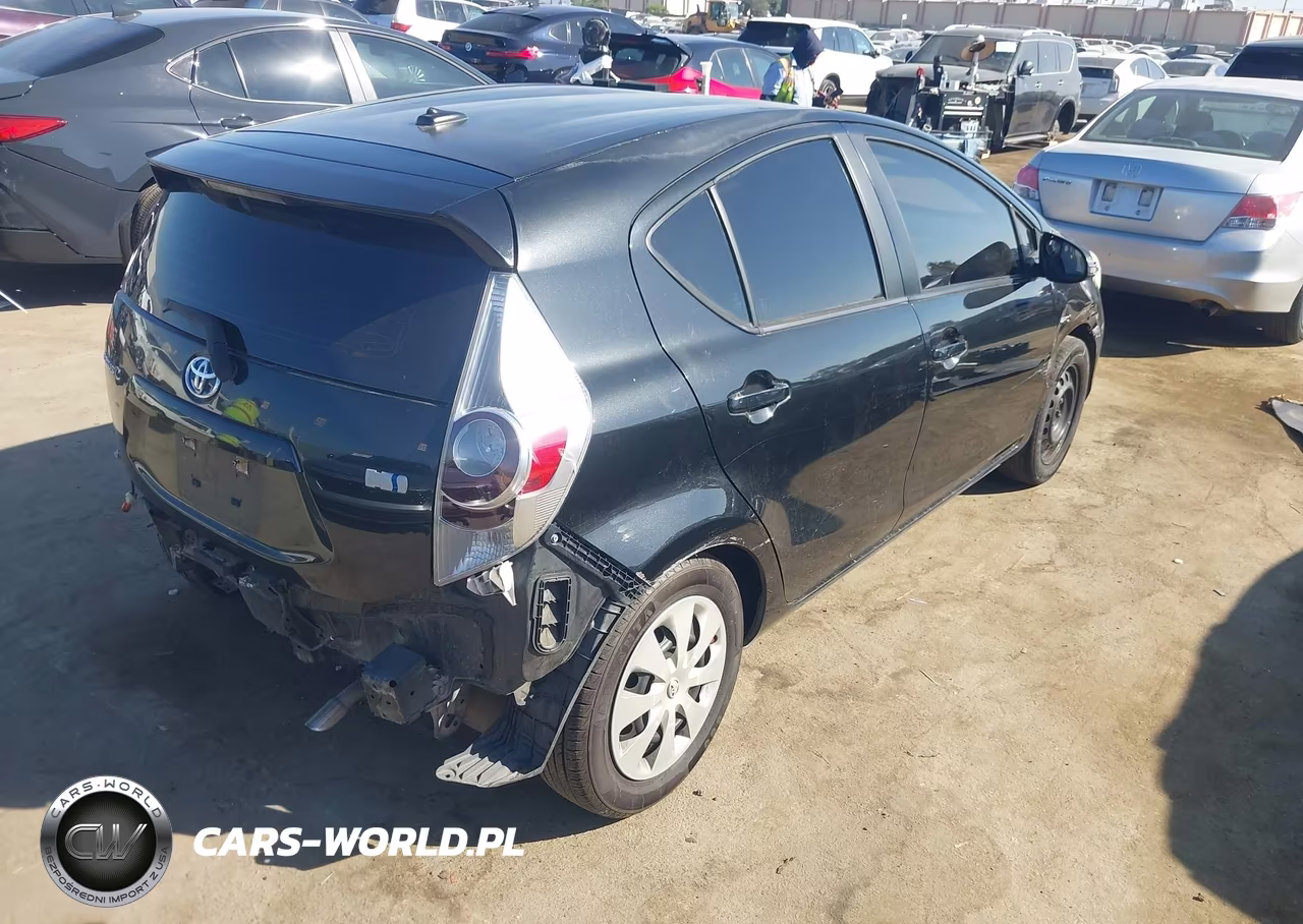 2014 Toyota Prius C Three VIN:JTDKDTB36E1566008 - 4
