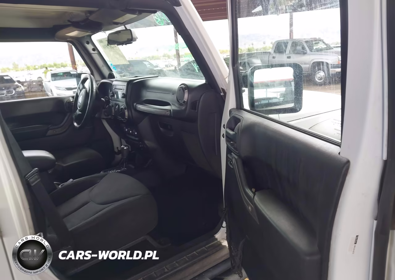 2014 Jeep Wrangler Unlimited Sport VIN:1C4BJWDG2EL194424 - 5