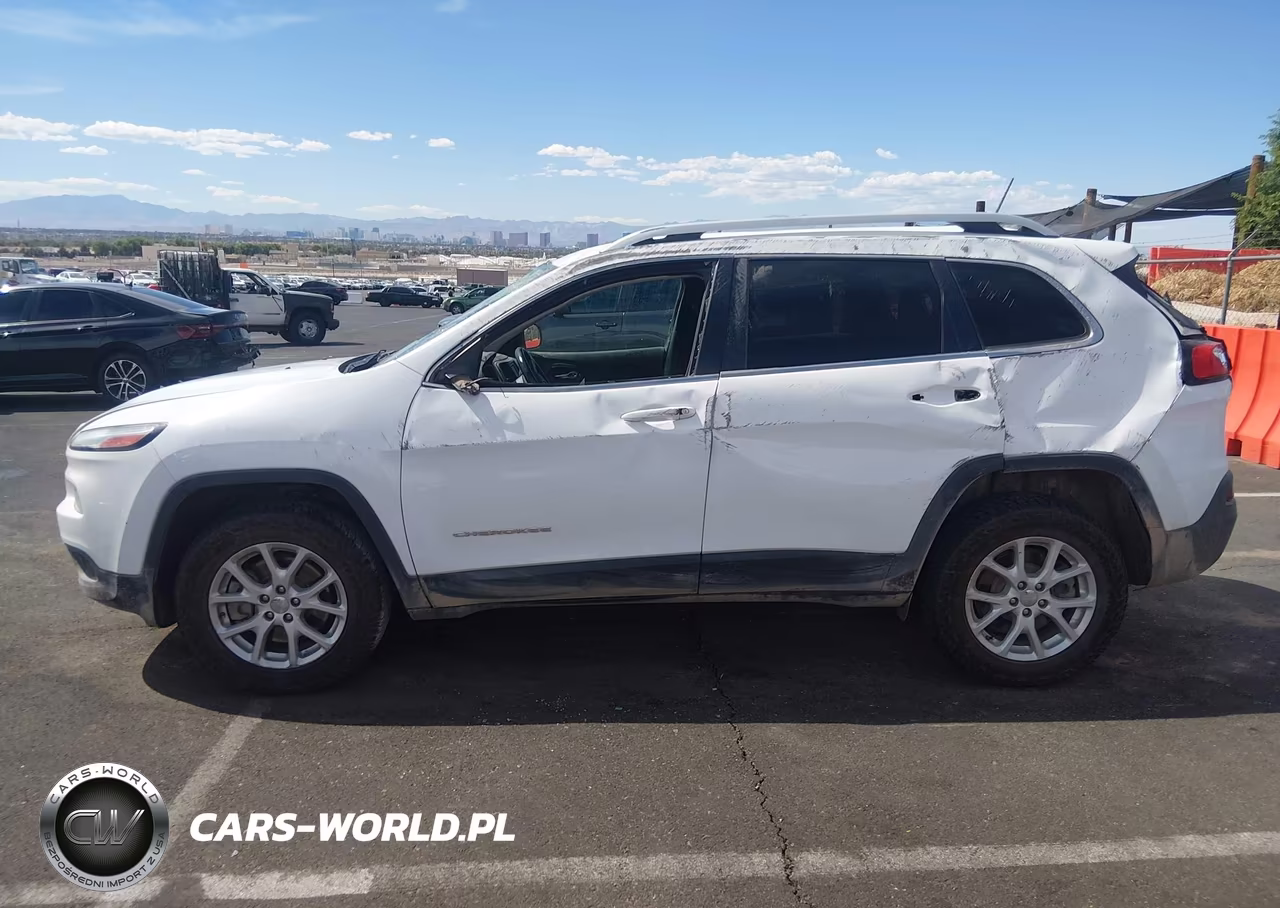 2018 Jeep Cherokee Latitude 4X4 VIN:1C4PJMCB3JD577969 - 14