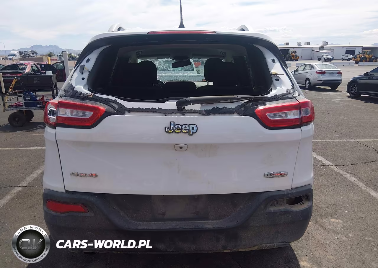 2018 Jeep Cherokee Latitude 4X4 VIN:1C4PJMCB3JD577969 - 16