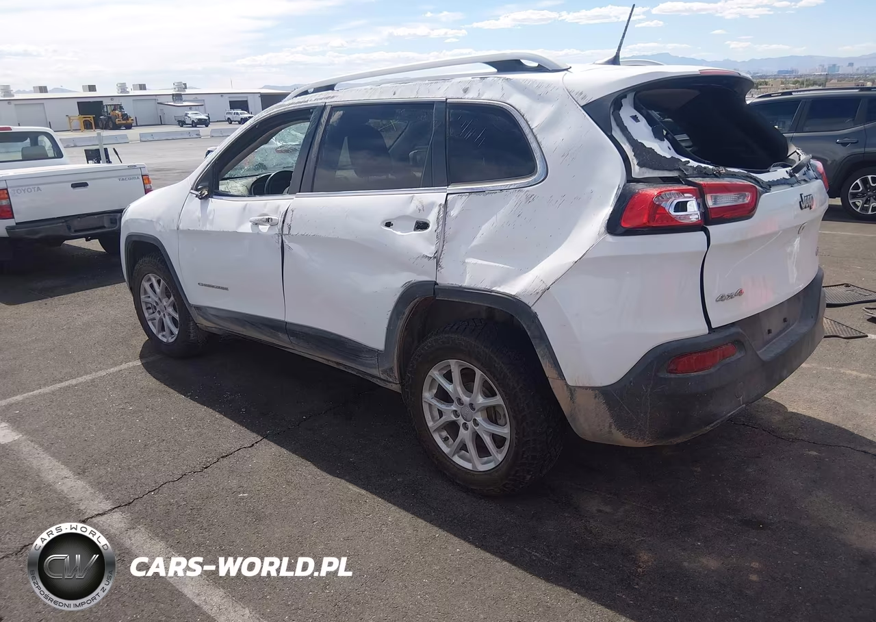 2018 Jeep Cherokee Latitude 4X4 VIN:1C4PJMCB3JD577969 - 3